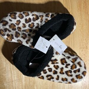 NWT Women’s  Just be Cheetah Clog Style Slippers
Size 7 To 8